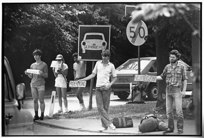 406701 Afbeelding van lifters op de liftstandplaats bij de oprit van de Waterlinieweg te Utrecht, op de hoek met de ...
